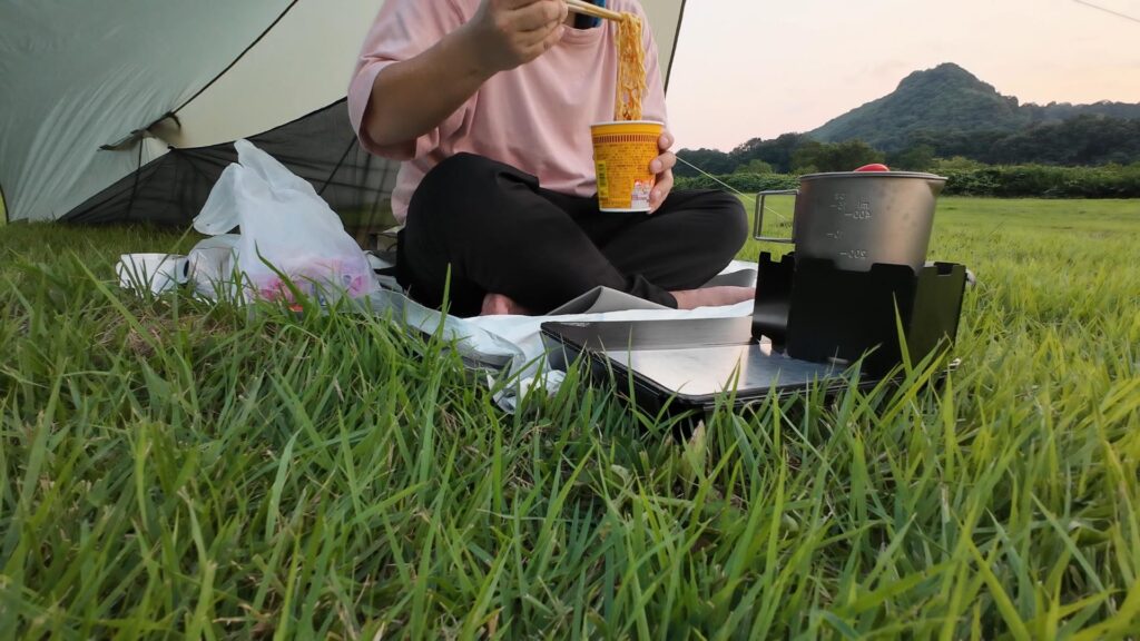 桃太郎公園にてULキャンプ　カップ麵を食べる